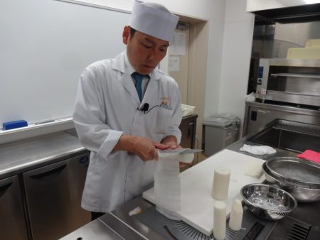 大根のかつらむき 松江栄養調理製菓専門学校